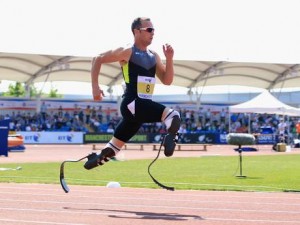 Pistorius running on his two carbon fiber prosthetic blades.